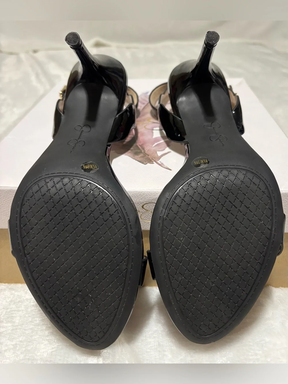 JESSICA SIMPSON black patent sandal 3-1/2”heel ankle strap with scalloped trim - Picture 8 of 12